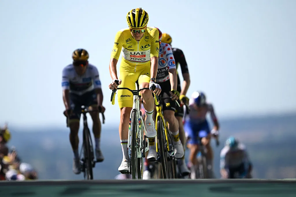 "Visma mencoba melakukan, saya tidak tahu apa…" - Tadej Pogačar kesal dengan taktik rival untuk mencoba menahannya di jersey kuning Tour de France