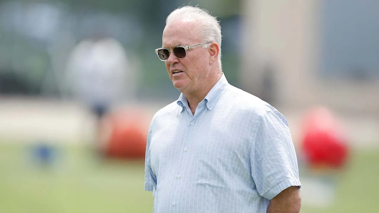Stephen Jones tentang situasi kontrak Micah Parsons, lini CB Cowboys