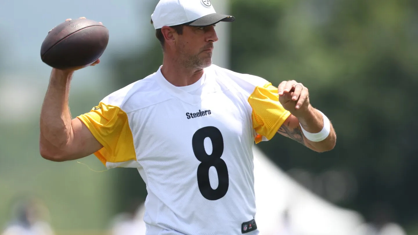 Operan pertama Aaron Rodgers di periode tim utama dipotong