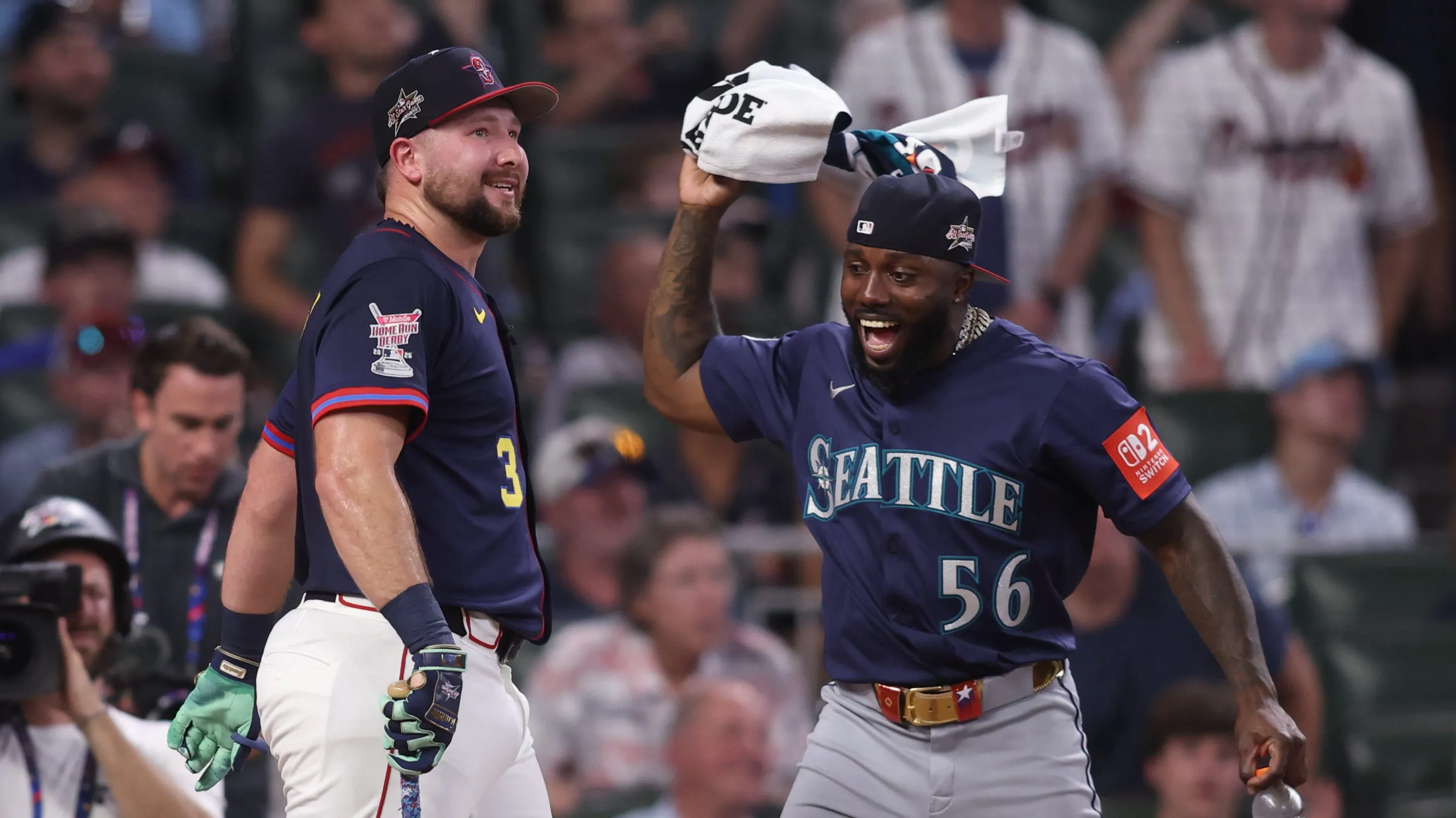 Para pemukul terbaik bisbol berayun sekuat tenaga di MLB Home Run Derby