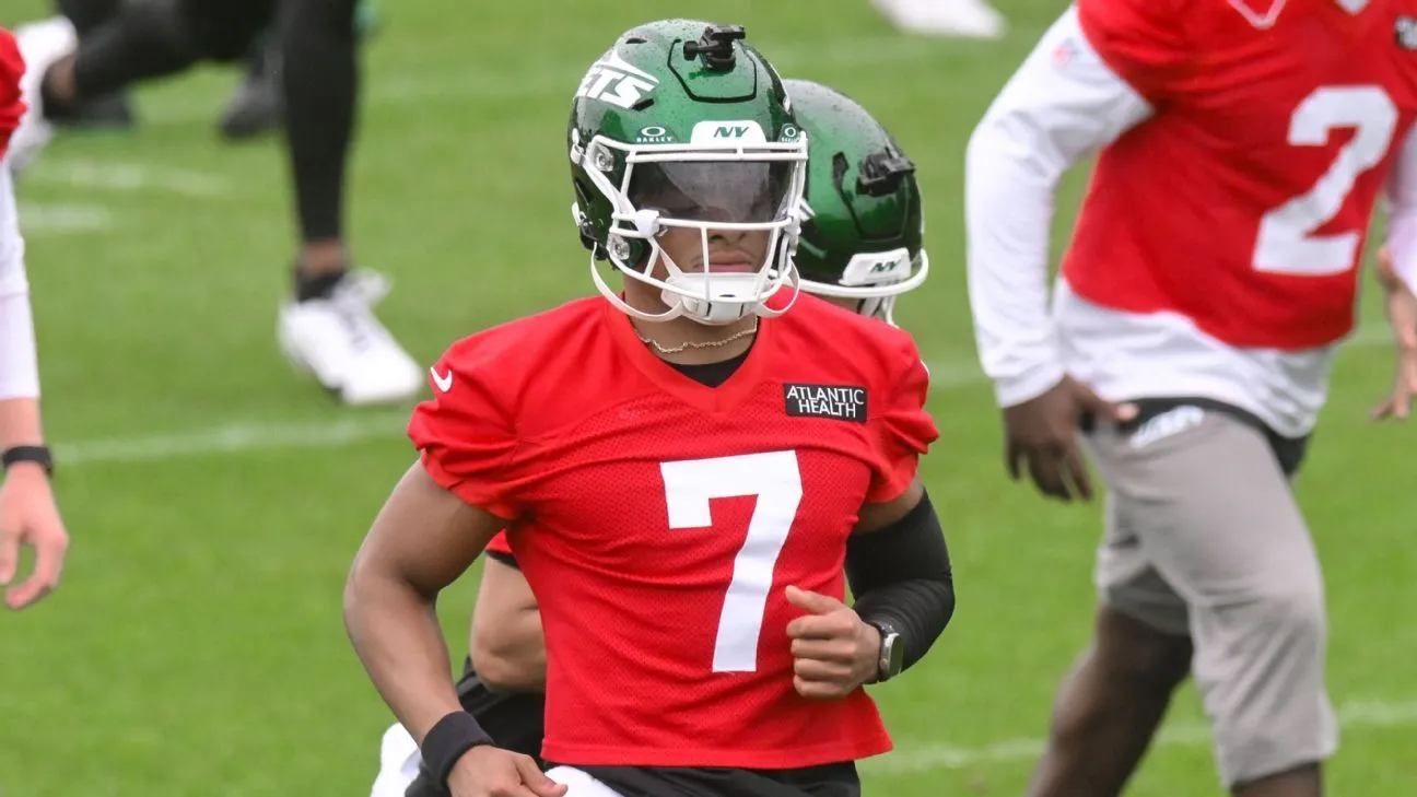 QB Jets Fields Alami Cedera Kaki di Kamp